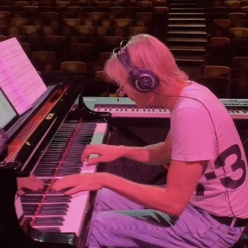 Piano Teacher Marbella, Jens-Ebert Nordbjerg pñerforming on stage at the grand piano.