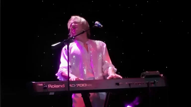 Marbella piano lessons Jens-Ebert Nordbjerg performing at the piano on stage.