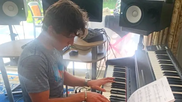 Intermediate piano lessons in Marbella, San Pedro & Estepona – student practicing at the piano during a private lesson.