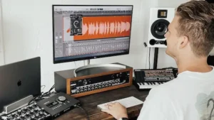 Piano lessons for producers marbella, student behind the computer puttting the final touches to a production