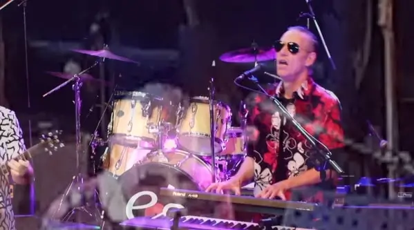 Piano teacher Jens Nordbjerg performing live with Rock N Roll Animal in Marbella, showcasing autumn piano lessons